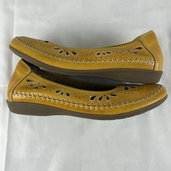 Earth Women's Aldea Azza Mustard Leather shoes 
Size: 8.5 - Picture 5 of 6